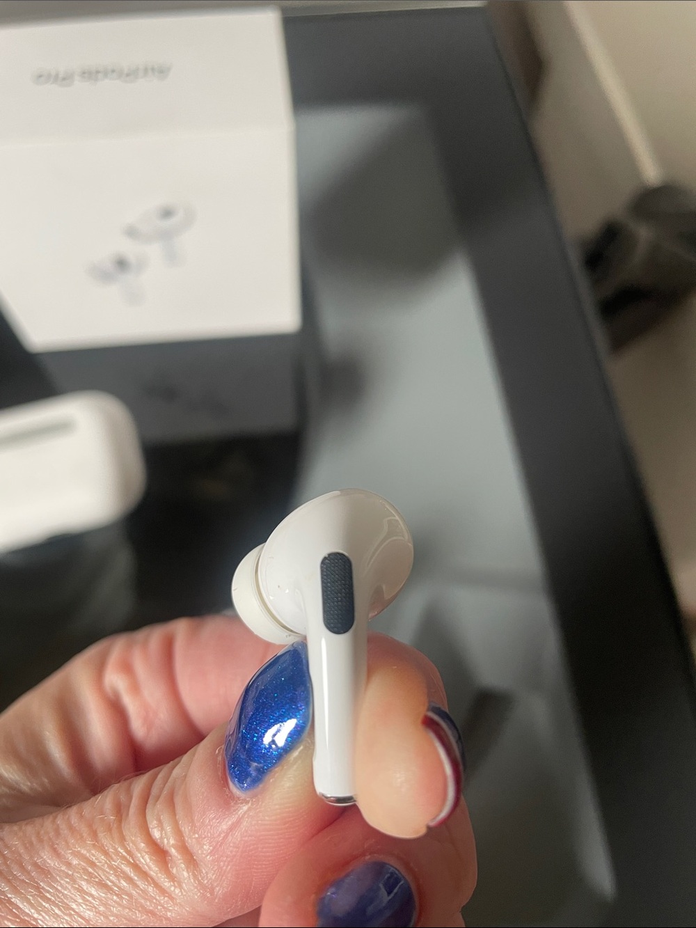 Apple AirPods Pro with White Charging Case and Cable - Picture 6 of 9